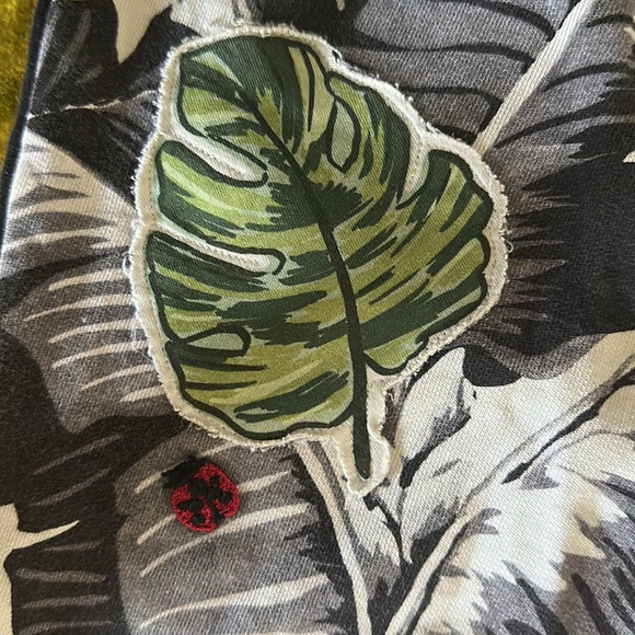 Very cool 100% authentic Dolce Gabbana boy shorts in 11/12. Gently used. - Picture 4 of 9